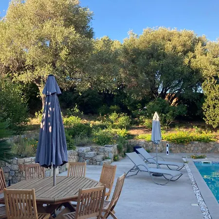 Villa Villa De Caractere Avec Piscine Et Jardin Privatifs *
